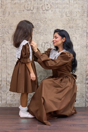 Vintage Seyyar Yakalı Acı Kahve Poplin Pileli Anne Elbise ve Vintage Yakalı Kız Çocuk Kloş Elbise Anne-Kız Kombini