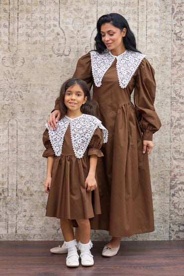 Vintage Seyyar Yakalı Acı Kahve Poplin Pileli Anne Elbise ve Vintage Yakalı Kız Çocuk Kloş Elbise Anne-Kız Kombini